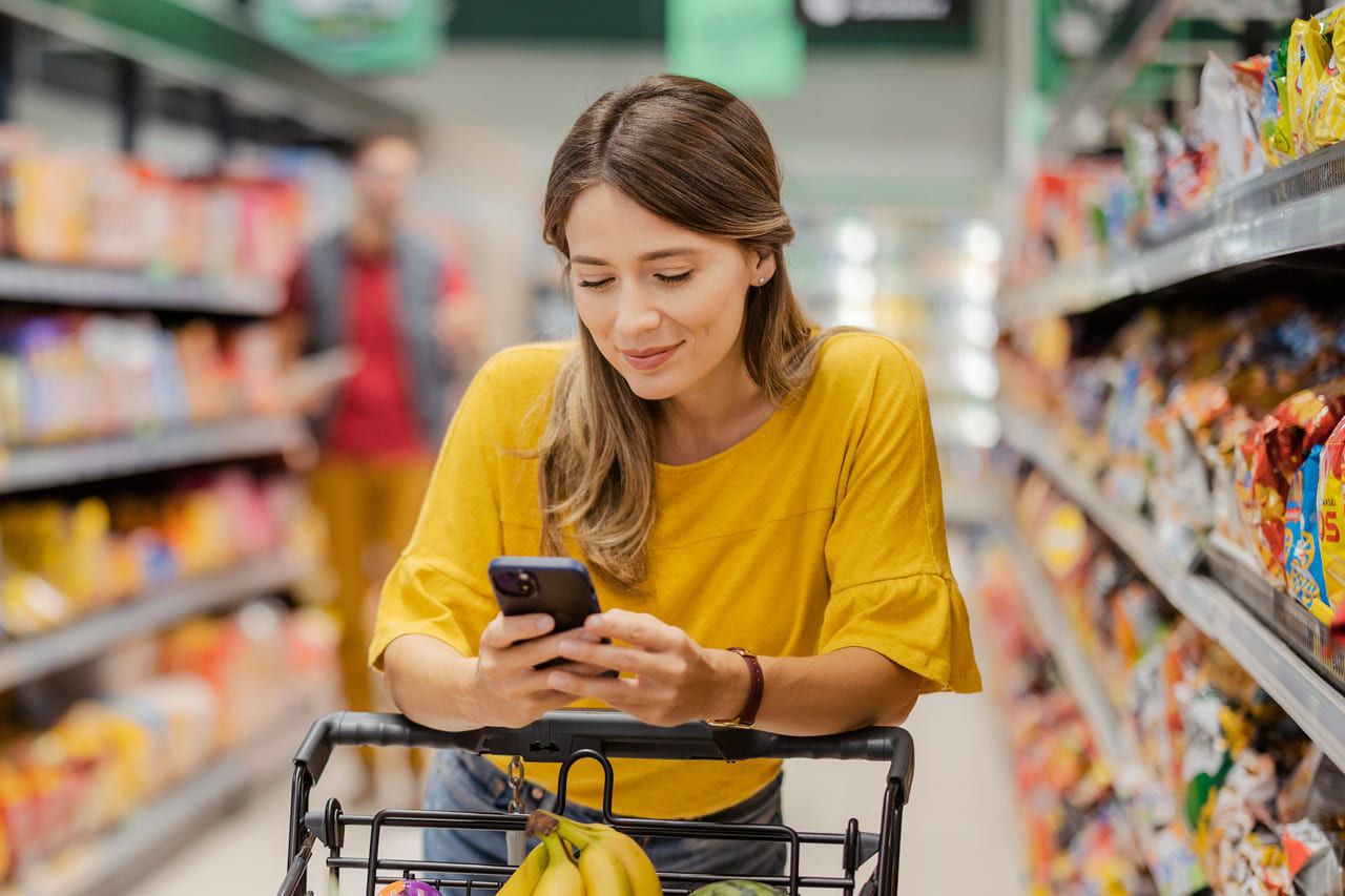 Afbeelding van iemand die boodschappen doet in de supermarkt.